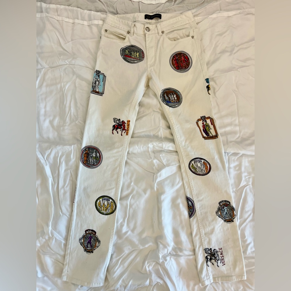 Versace: Trendy White Slim Jeans with Graphic Patches
